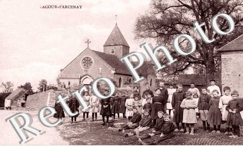 l'Eglise et un groupe d'enfants