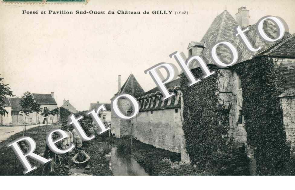 Fosse et pavillon du chateau de Gilly