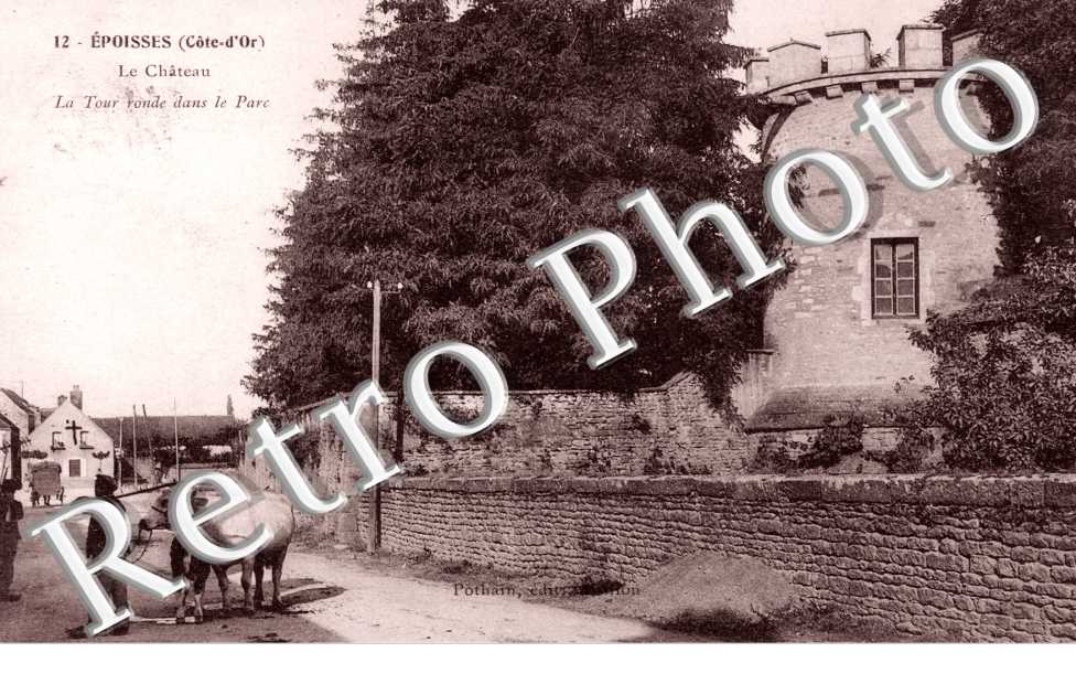 Le chateau - la tour ronde dans le parc