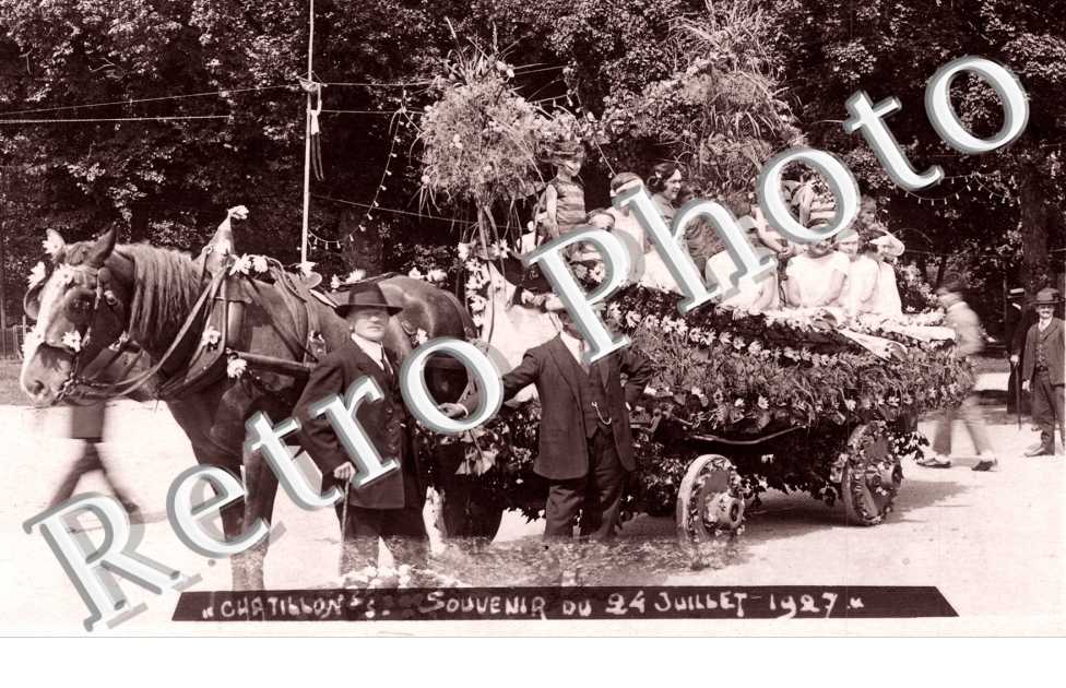 (Un groupe de personnes pris en photos) Souvenir du 24 juillet 1927