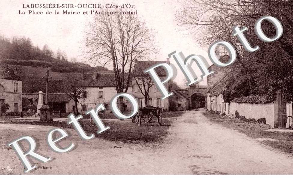 La place de la mairie et l'antique portail