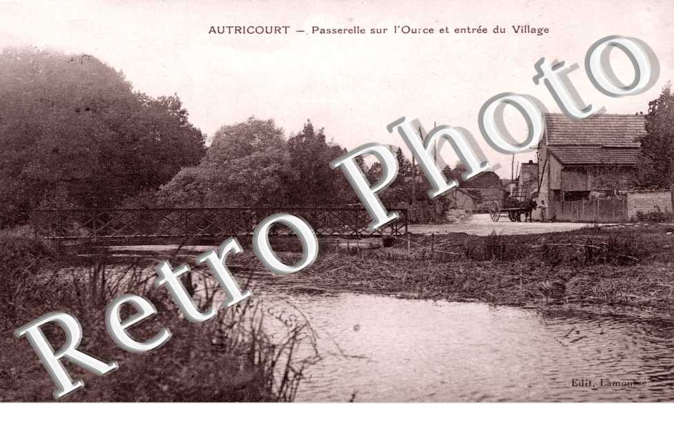 Passerelle sur l'Ource et entree du village
