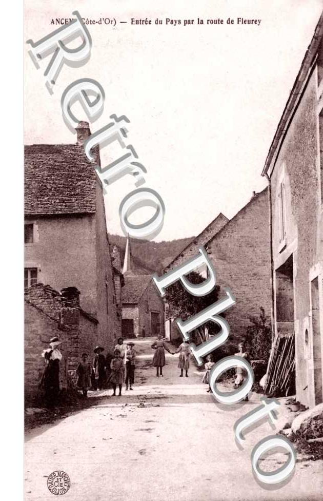 Entree du pays par la route de Fleurey