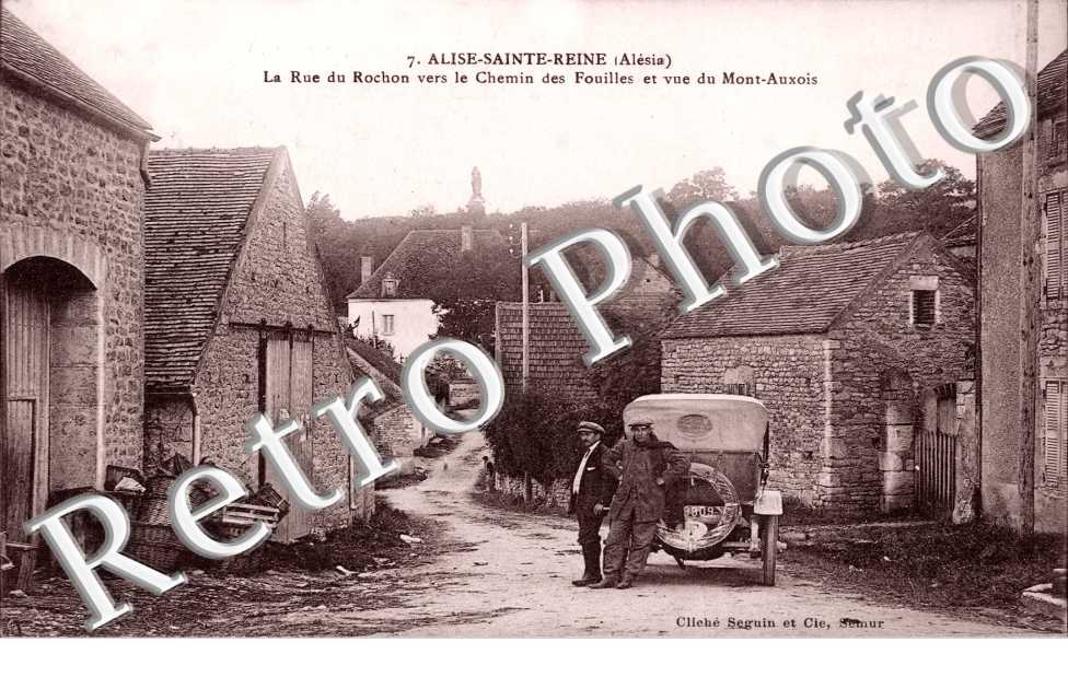 la rue du rochon vers le chemin des fouilles et vue du mont auxois