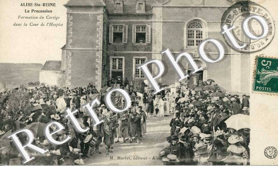 Formation du Cortege dans la Cour de l'Hospice