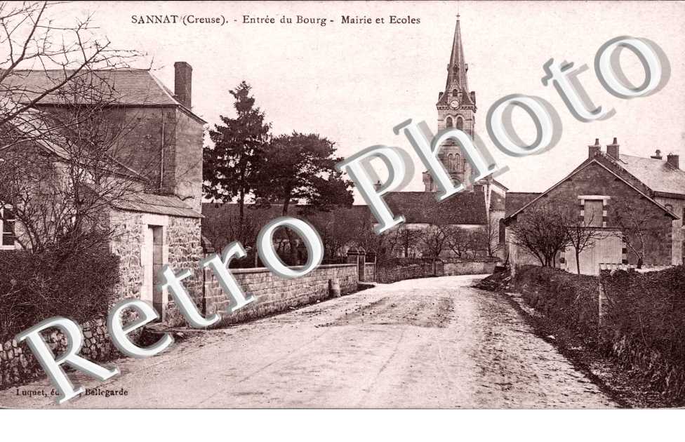Entree du bourg - mairie et ecole