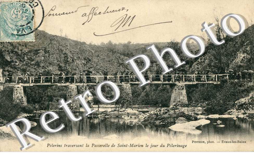 Pelerins traversant la passerelle de saint Marien le jour du pelerinage