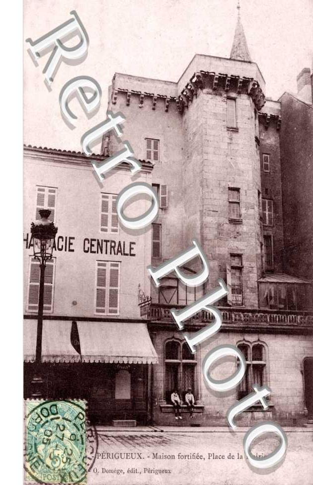 Maison fortifiee - place de la mairie