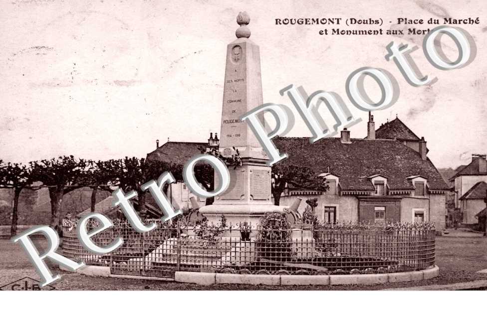 place du marche et monument aux mort