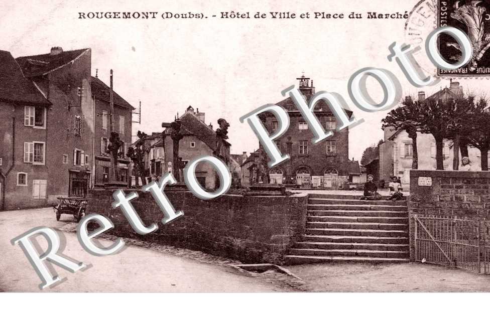 Hotel de Ville et Place du Marche