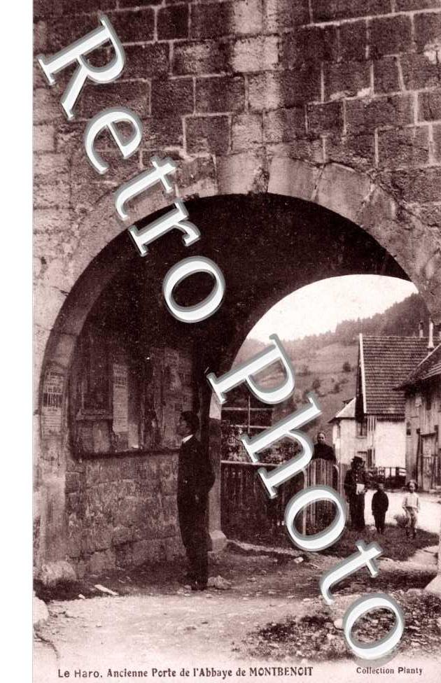 ancienne porte de l&#039;abbaye. le haro