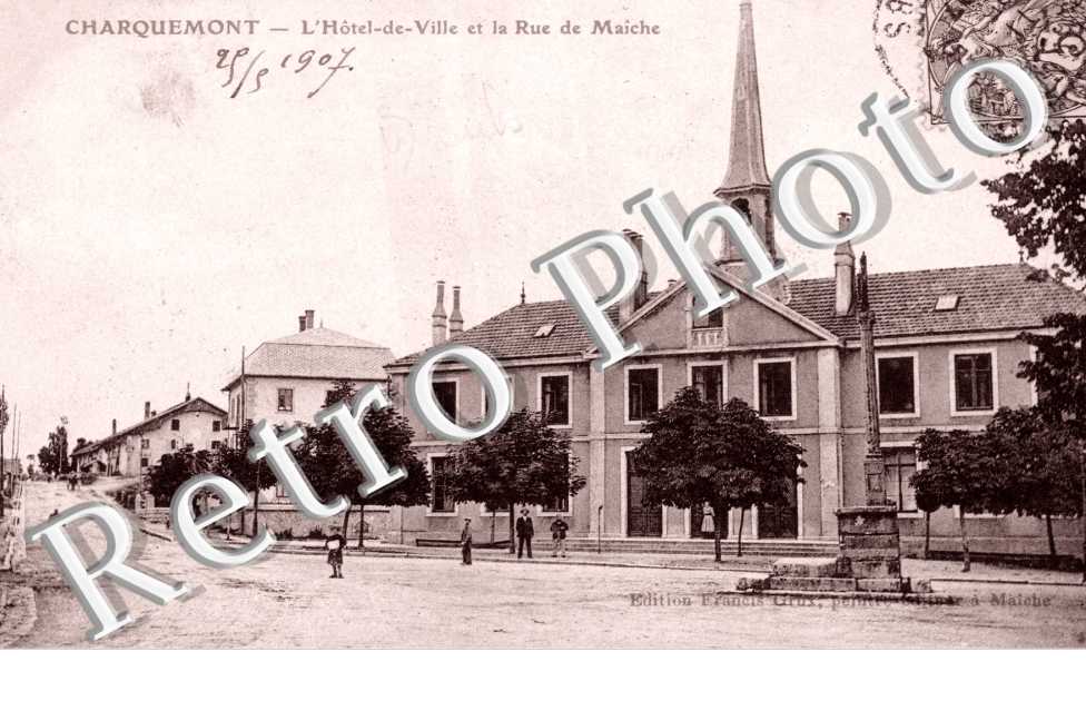 l&#039;hotel de ville et la rue de Maiche