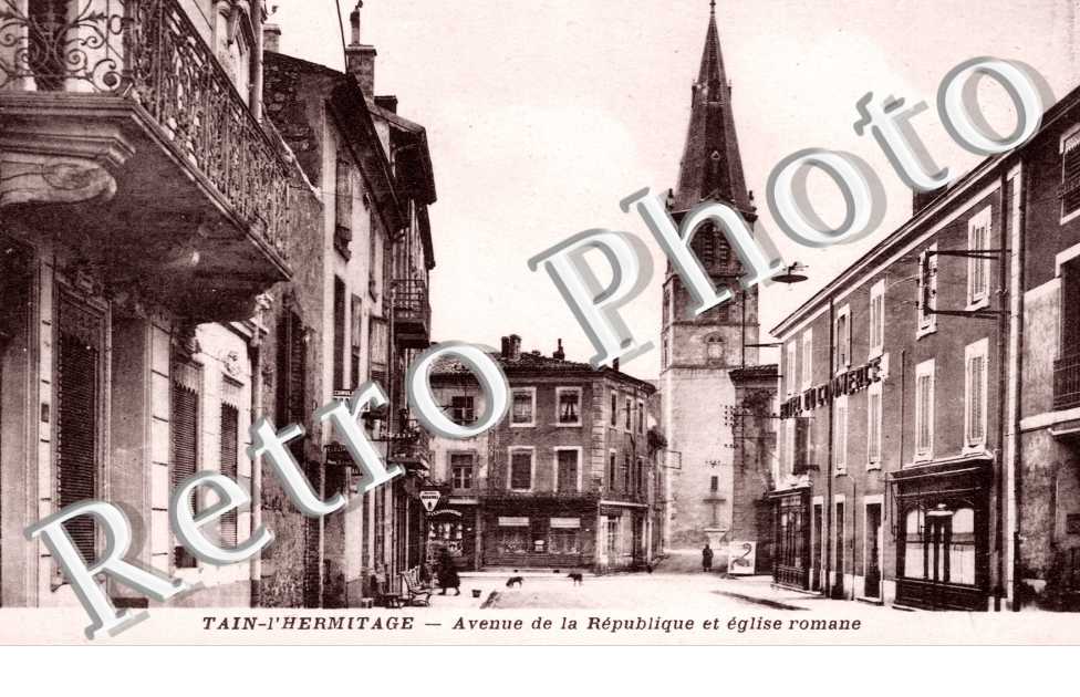 Avenue de la Republique et eglise romane