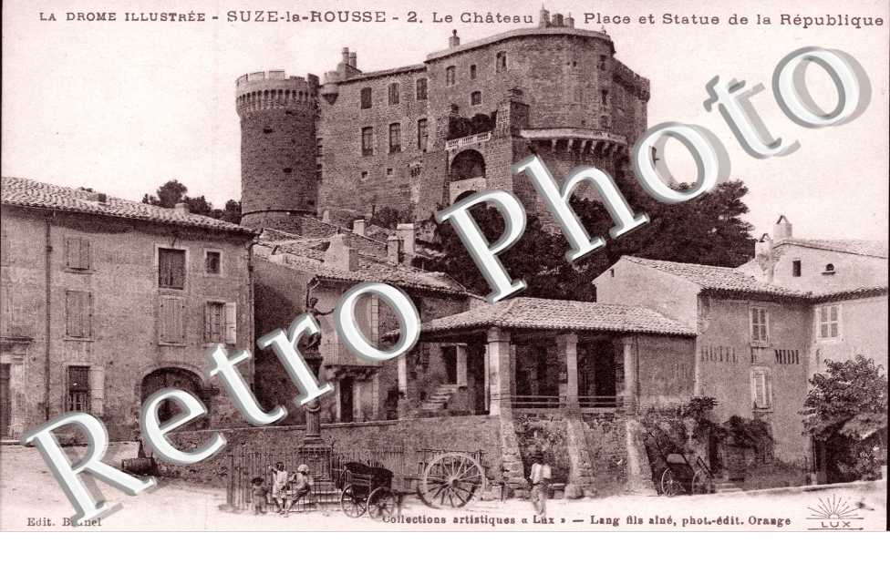 Le chateau - la place et statue de la Republique