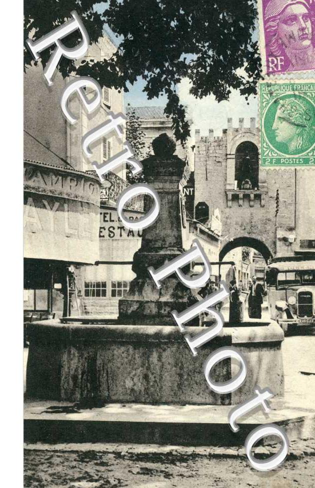 Fontaine et porche Notre Dame