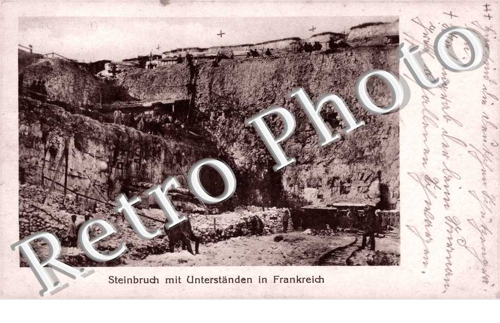 Steinbruch mit Unterstanden