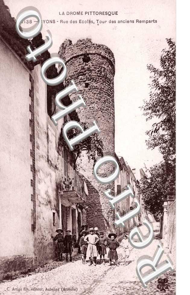 Rue des Ecoles, Tour des anciens remparts