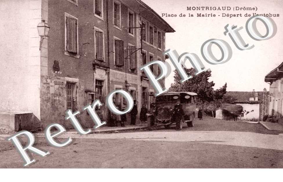 Place de la mairie - depart de l'autobus