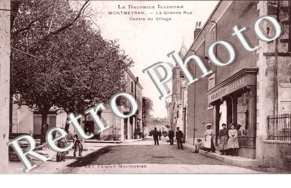 La grande rue et centre du village