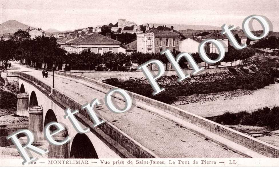 Vue prise de Saint-James, le Pont de Pierre