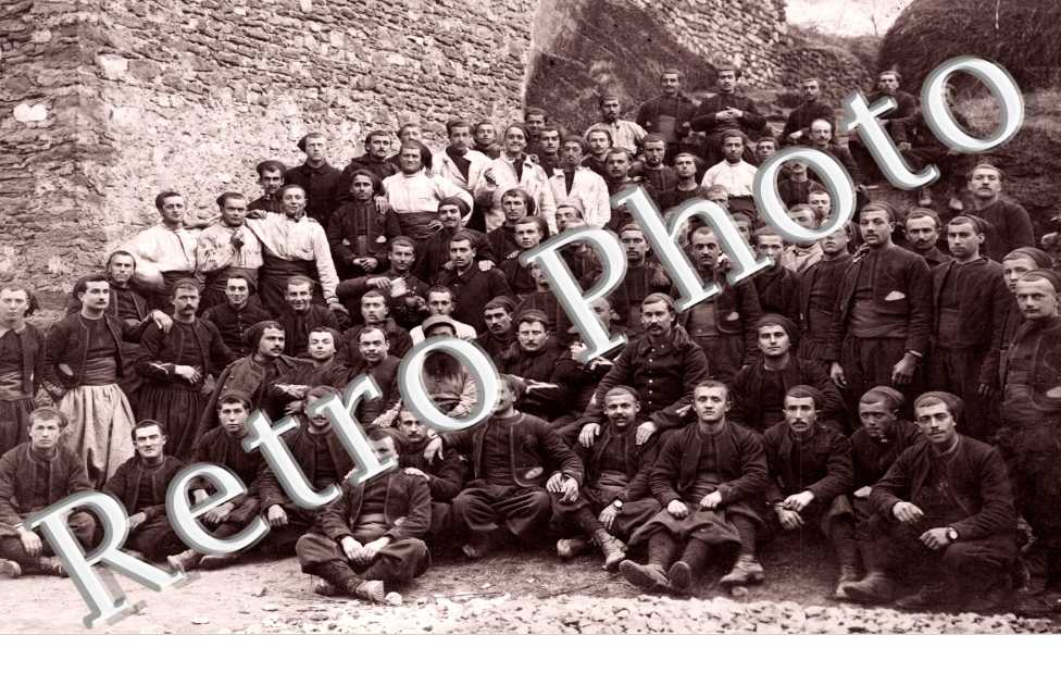 Un Grand Groupe d'Hommes