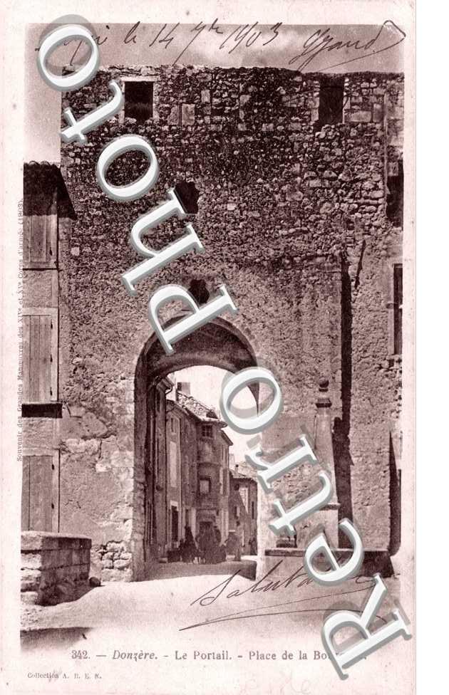 Le Portail - Place de la bourgade