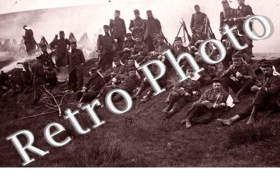 Des hommes en uniformes