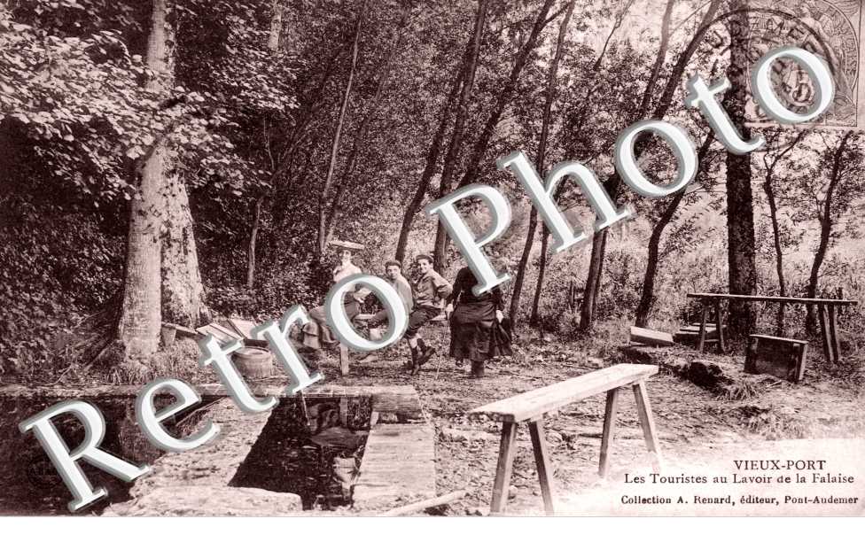 Les touristes au lavoir de la falaise