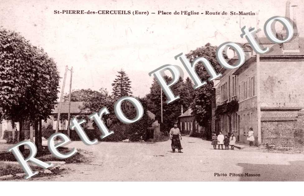 Place de l&#039;eglise - route St Martin - St Pierre de Cercueils