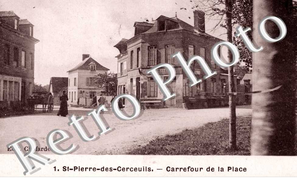 Carrefour de la place - St Pierre de Cercueils