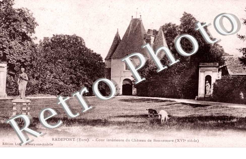 Cour interieure du chateau de Bonnemare