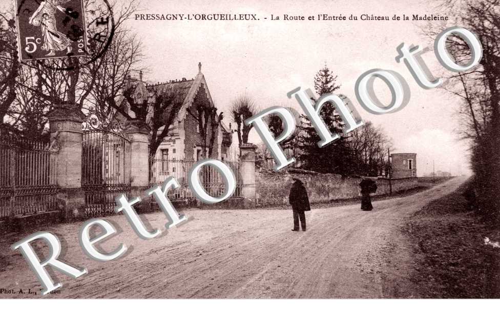 L&#039;orgurillrux -  La route et l&#039;entree du chateau de la Madeleine