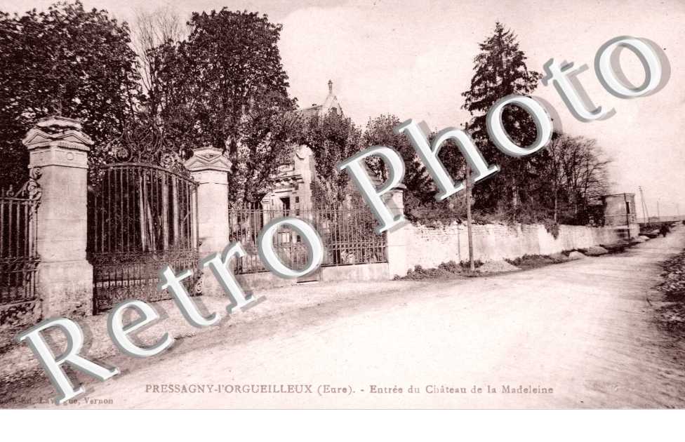Entree du chateau de la Madeleine