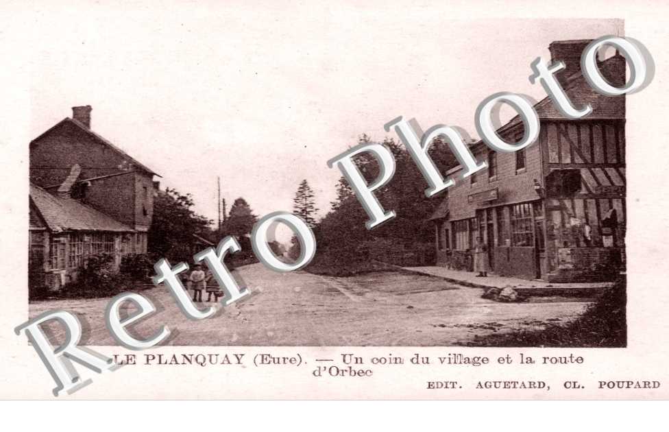 Un coin du village et la route d&#039;Orbec