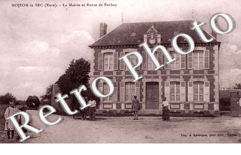 La mairie et route de Puchay