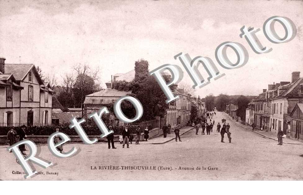 LA RIVIERE THIBOUVILLE - Avenue de la Gare