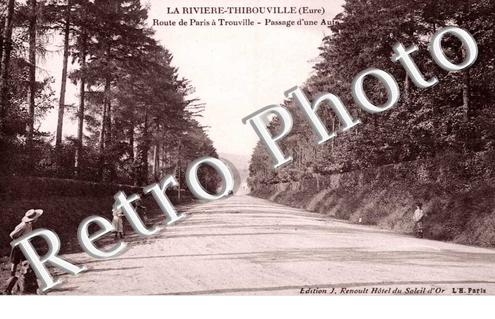 Route de Paris a Trouville - Passage d'une auto