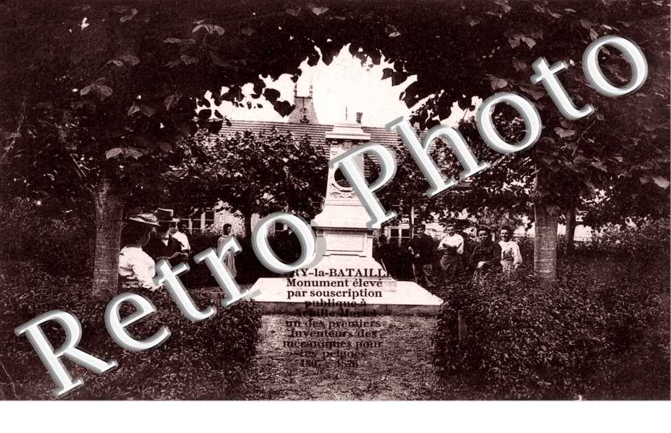 monument eleve a Achille Martel, inventeur des mecaniques pour les peignes