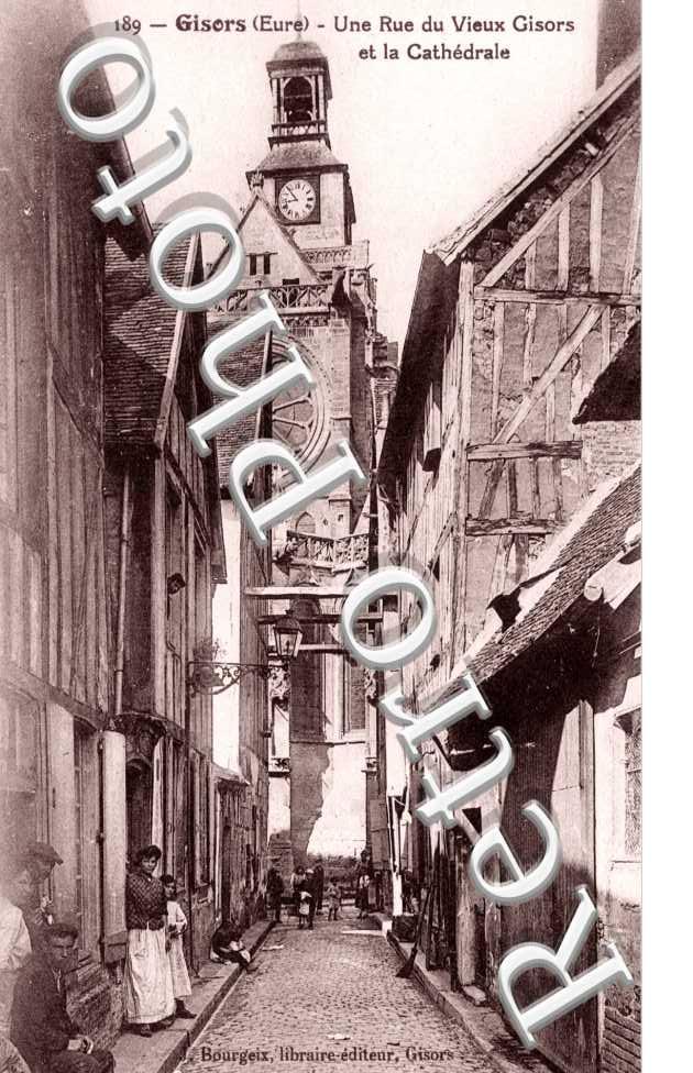 Une rue du vieux Gisors et la cathedrale