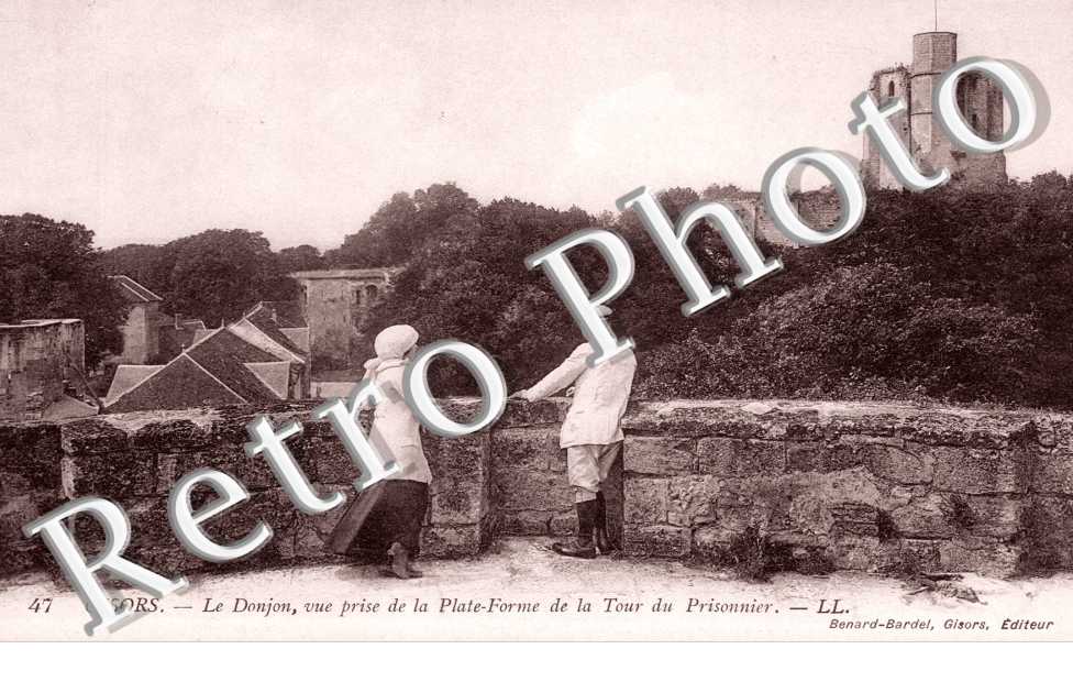 Le Donjon - vue prise de la plate-forme  de la tour du prisonnier