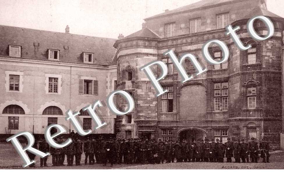Portail de la Caserne et Cour Interieure