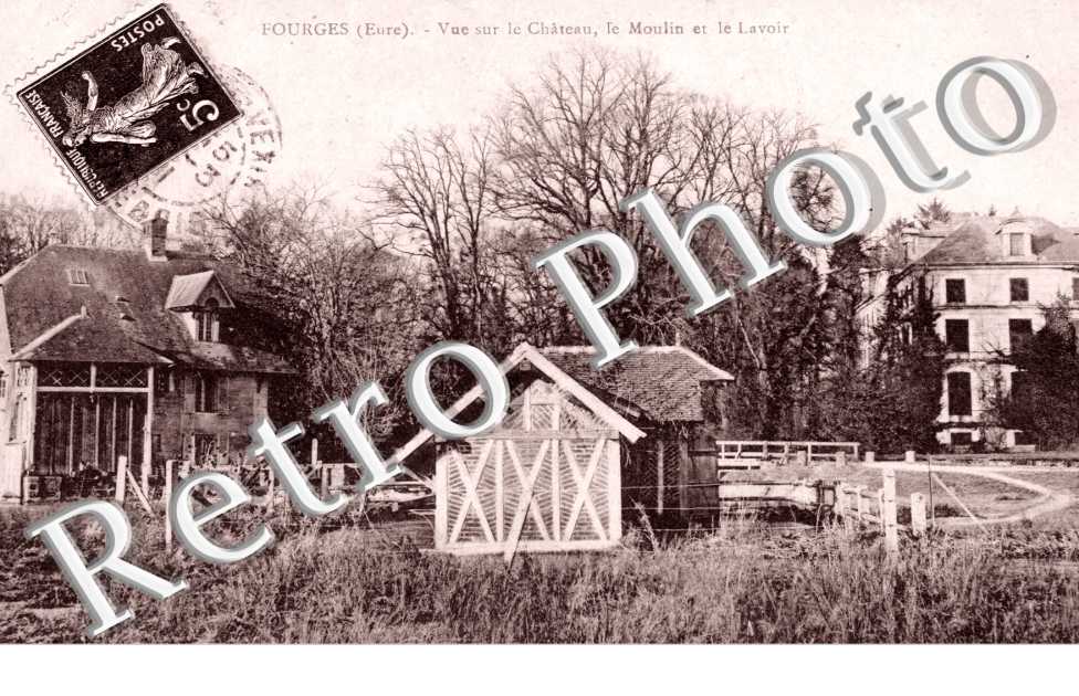Vue sur le chateau, le moulin et le lavoir