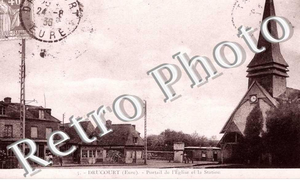 Portail de l&#039;eglise et la station