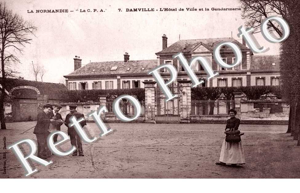 Hotel de ville et la gendarmerie