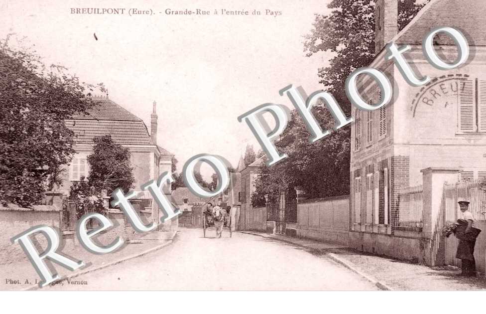 Grande rue a l&#039;entree du pays