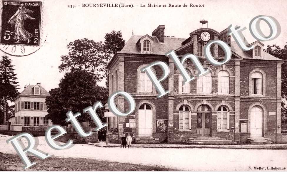 La mairie et route de Routot