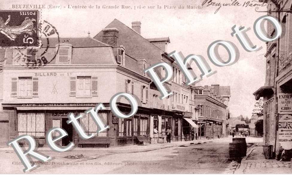 Entree de la grande rue, prise sur la place du marche