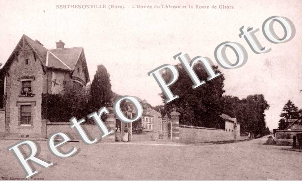 L&#039;entree du chateau et la route de Gisors