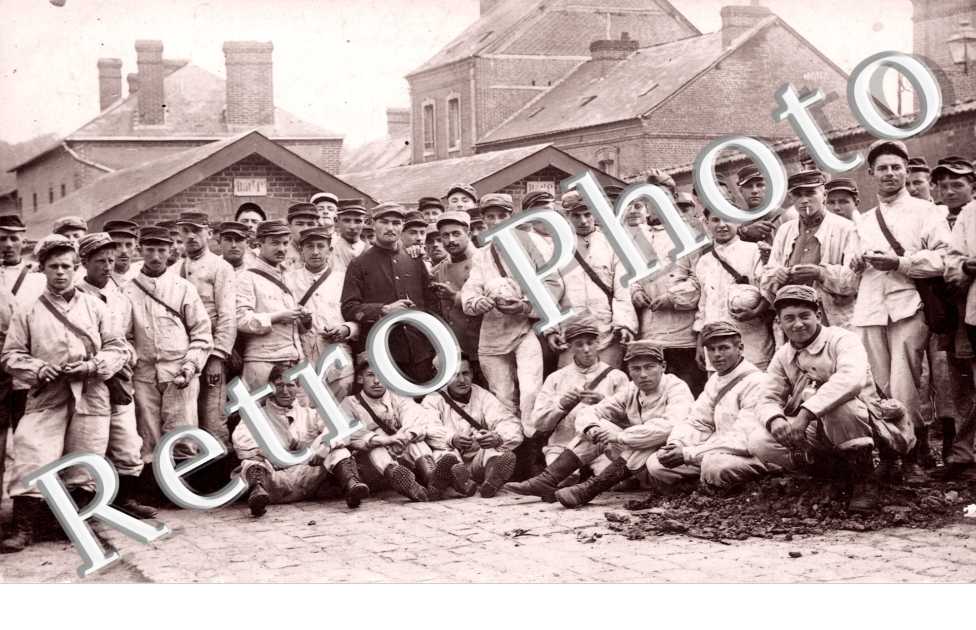 (photo de groupe de jeunes militaires)