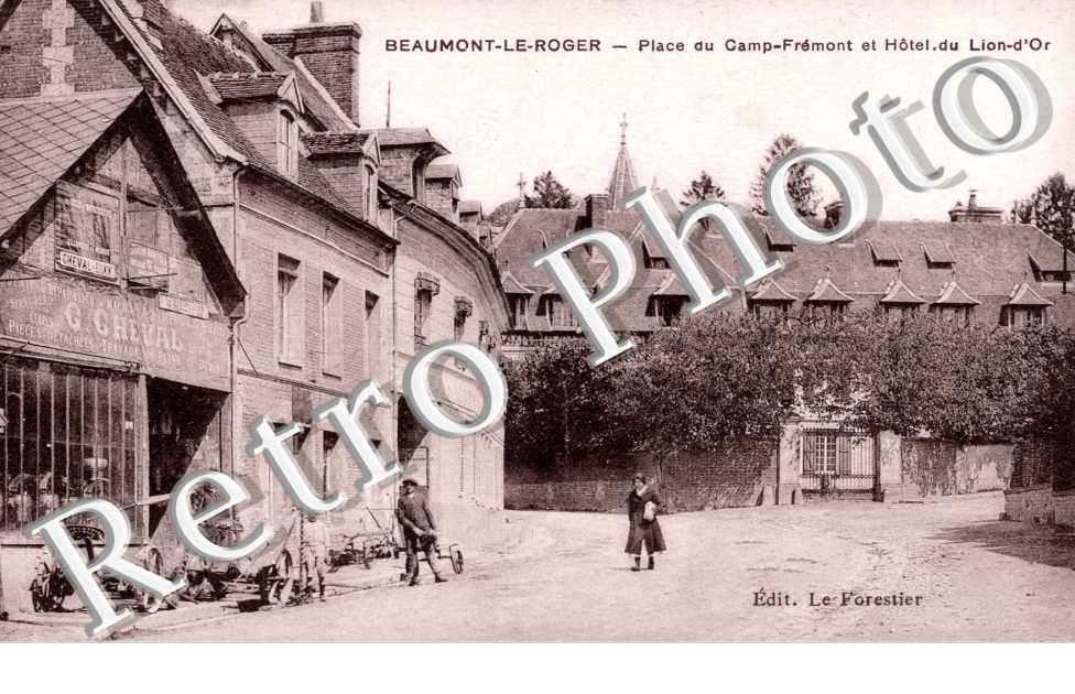 Place du Camp-Fremont et Hotel du Lion-d&#039;Or